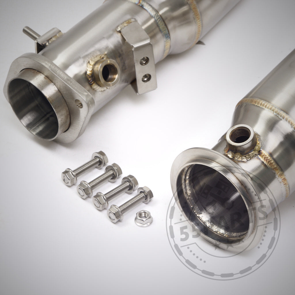 Zwei HIGH FLOW DOWNPIPES (200 ZELLER) passend für BMW G80, G81, G82, G83, G87 (M2 M3 M4) mit S58-Motor, mit vier Schrauben und einer Mutter auf weißer Fläche – perfekt für FBO-Setups oder strömungsoptimierte Downpipe-Upgrades.