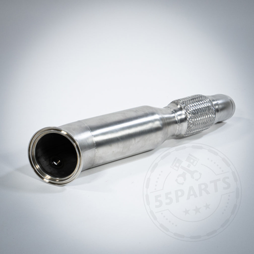 Ein metallischer, zylindrischer Anschluss mit geriffeltem Griff auf einer hellen Oberfläche – perfekt für die Verwendung mit dem 55Parts Special: High Flow Downpipe (mit Euro 6 200 Zeller) & MH Pipes passend für BMW M140i–840i, Z4, Supra B58(TU), F- und G-Serie.