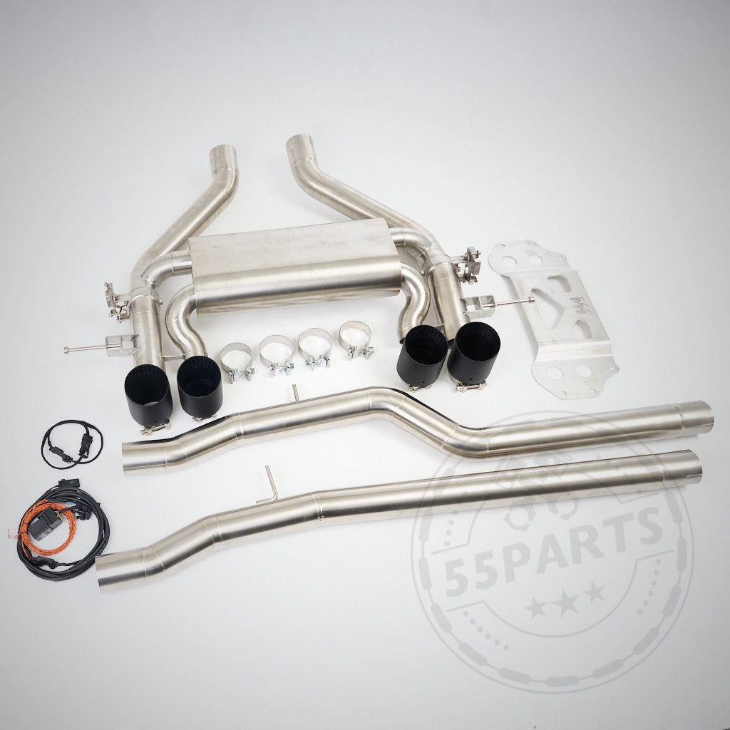 Das 55Parts Special 3" ECE-Abgasanlagen-Kit passend für BMW G8x-Modelle (G81, G82, G83, G87 M2, M3 Competition/Touring, M4 Competition) mit S58-Motor umfasst Rohre, Klemmen, Sensoren und Montageteile, die auf weißem Hintergrund angezeigt werden.