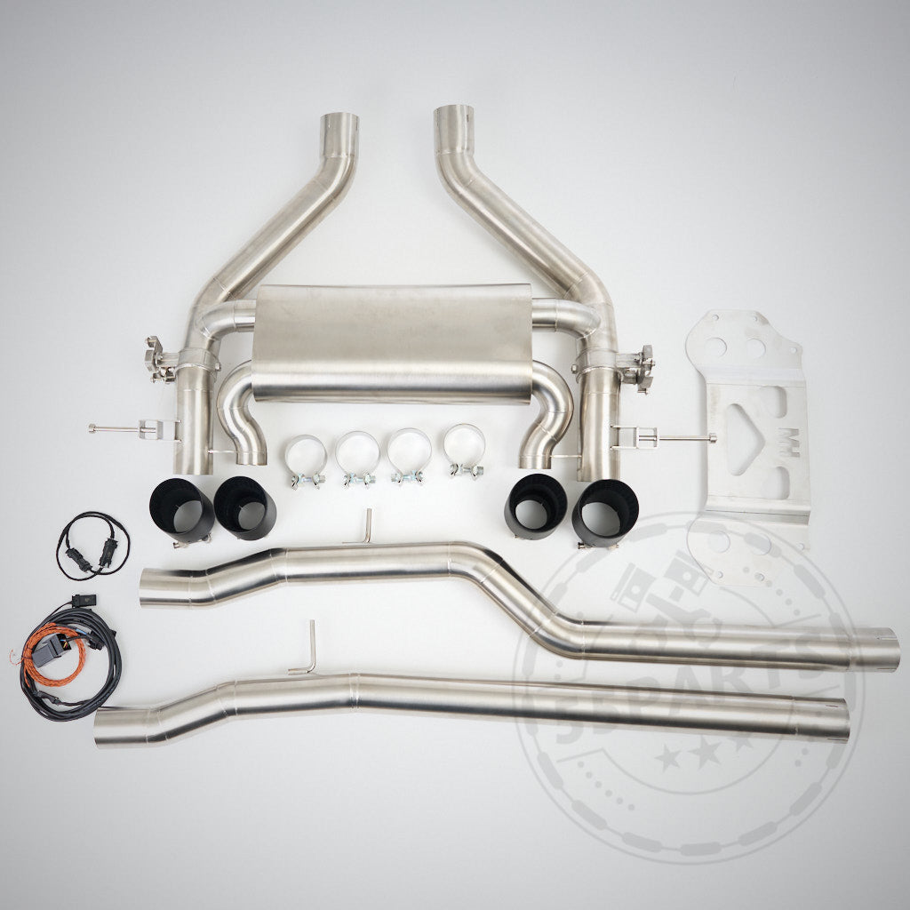 Die 55Parts Special 3" ECE-Abgasanlage passend für BMW G8x-Modelle (G81, G82, G83, G87 M2/M3/M4 Competition, Touring) mit S58-Motor umfasst Rohre, Klemmen, Endschalldämpfer, Kabel und schwarze Auspuffblenden – alles flach ausgelegt.
