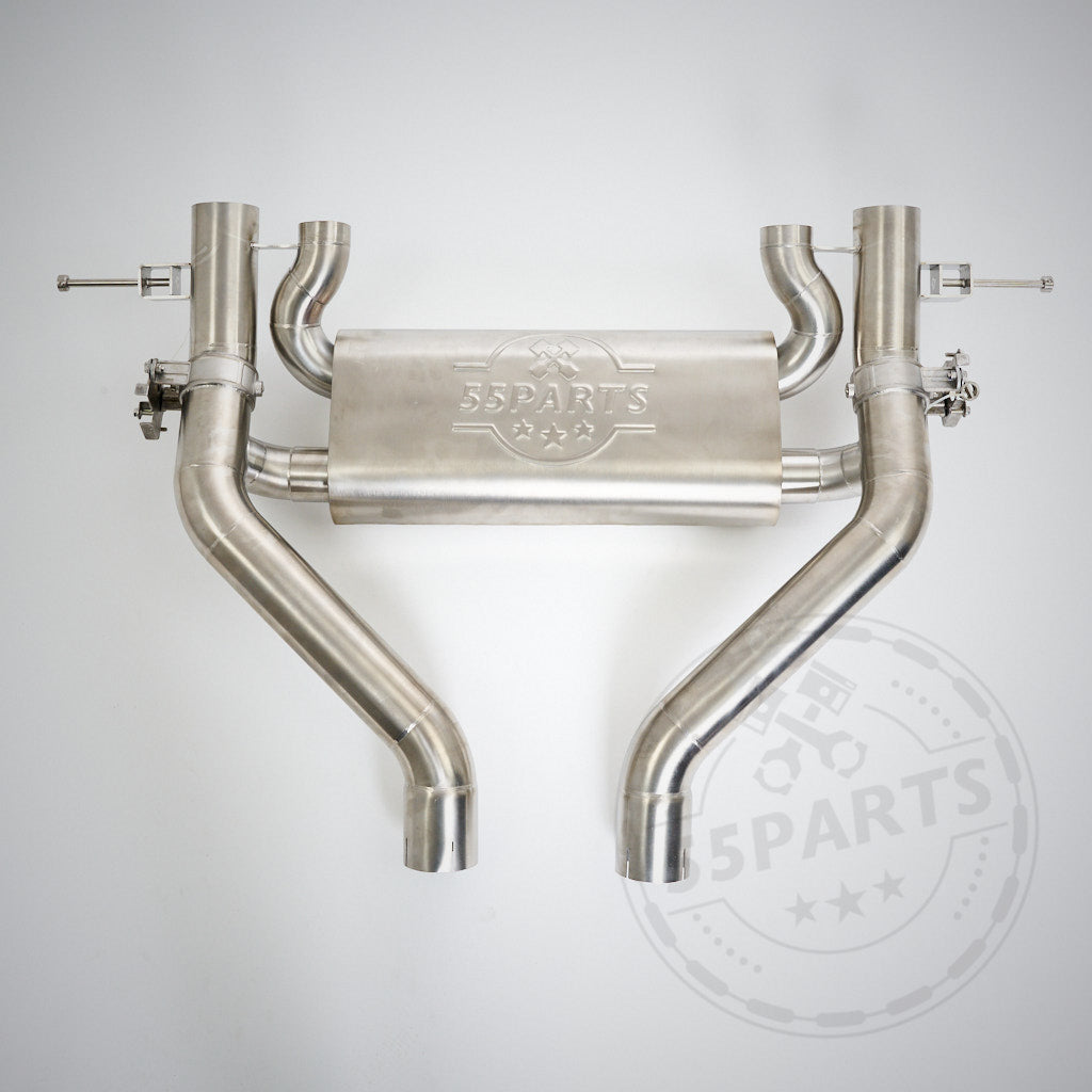 Die 55Parts Special 3" ECE-Abgasanlage passend für BMW G81, G82, G83, G87 M2/M3/M4 Competition mit S58-Motor ist auf einem einfarbigen Hintergrund mit dem 55Parts-Logo abgebildet.