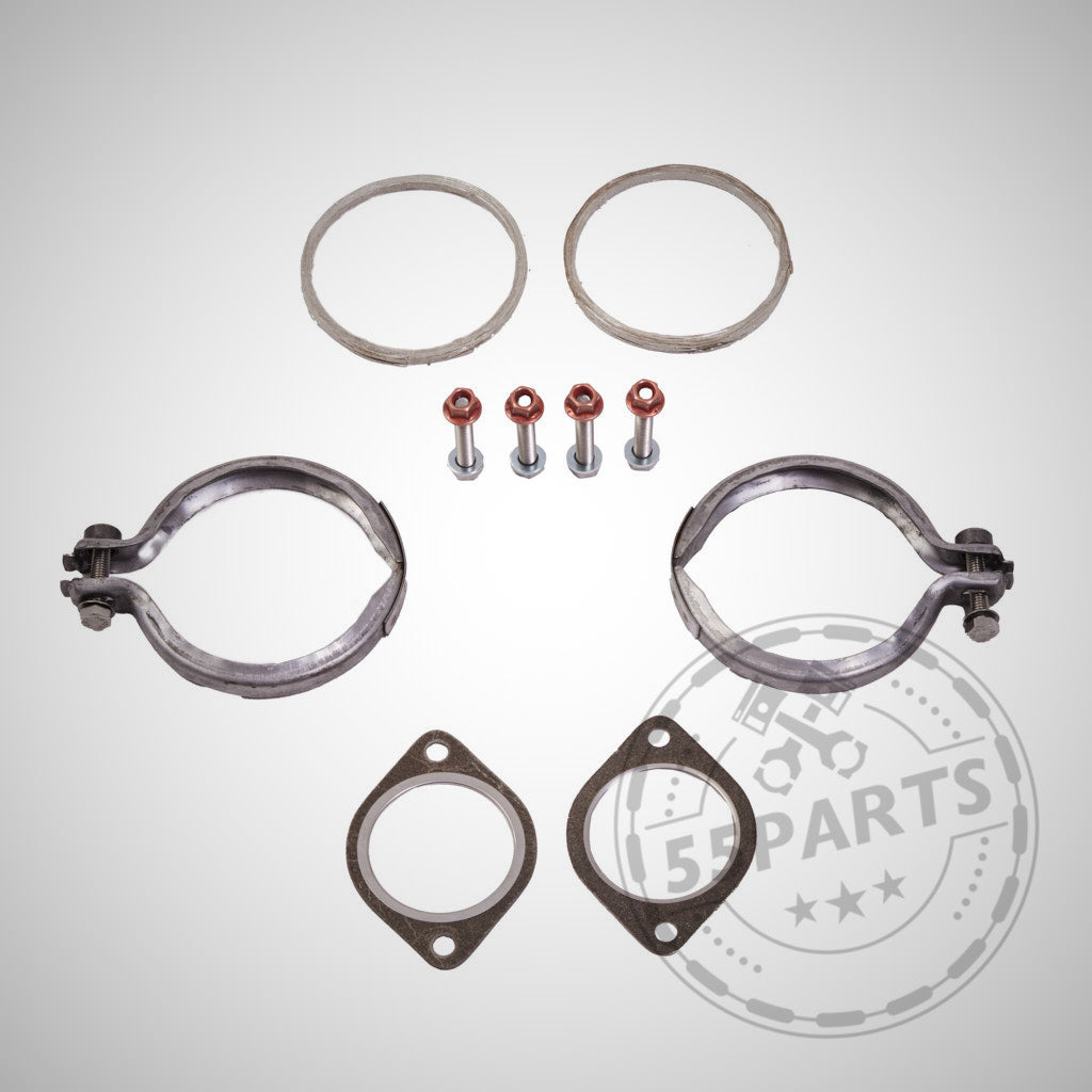 Auf einem schlichten Hintergrund sind zwei Metallklammern, zwei Dichtungen, zwei Ringe und vier Schrauben aus dem 55Parts Einbauset Downpipe Kit passend für BMW 135i, 1er M Coupé und 335i(x) N54 angeordnet.
