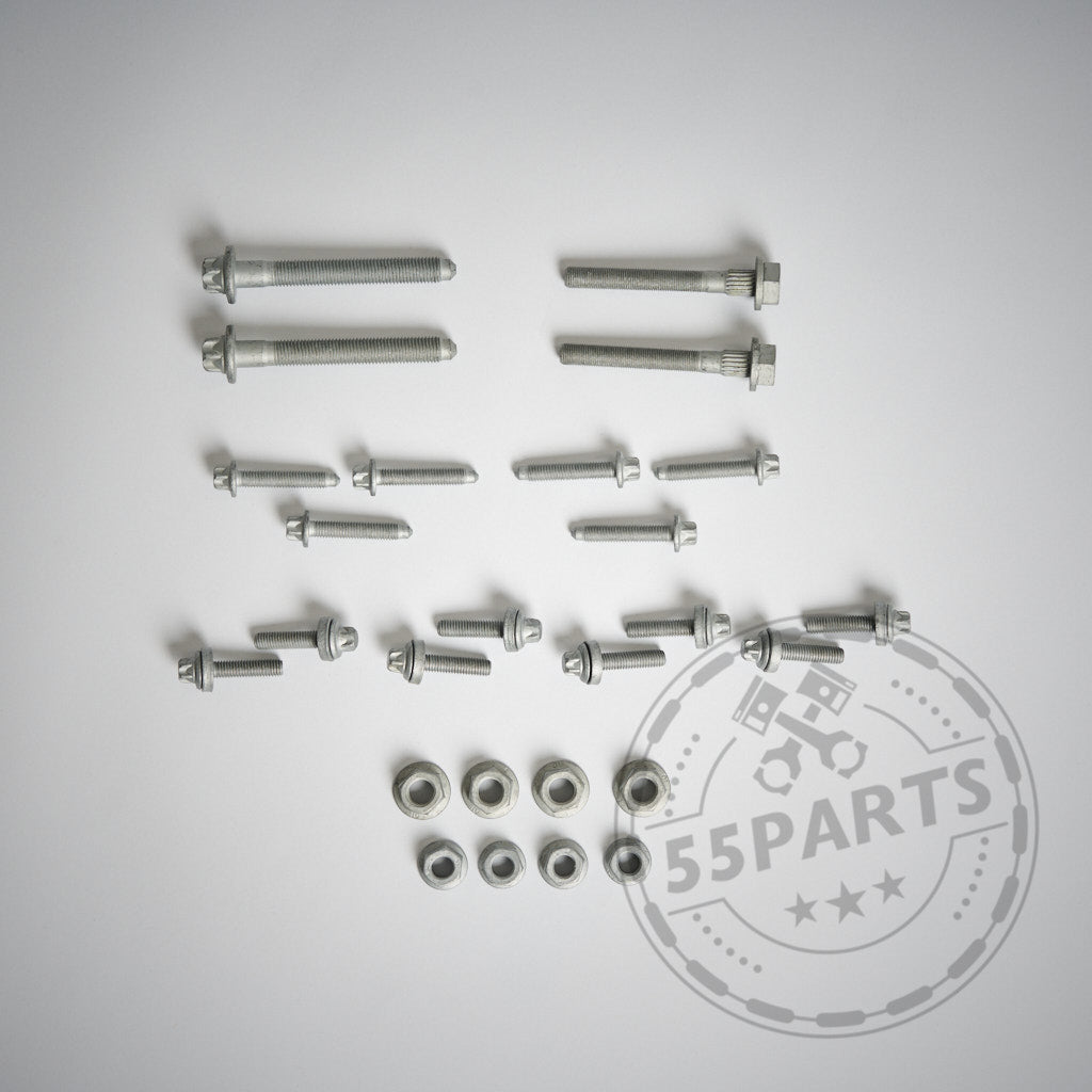 Verschiedene Metallschrauben und Muttern aus dem 55Parts Einbauset für NoFlex Zugstreben und Querlenker, passend für BMW 1er–4er F-Serie inkl. xDrive-Modelle, übersichtlich auf einer weißen Oberfläche mit einem 55Parts-Wasserzeichen dargestellt.