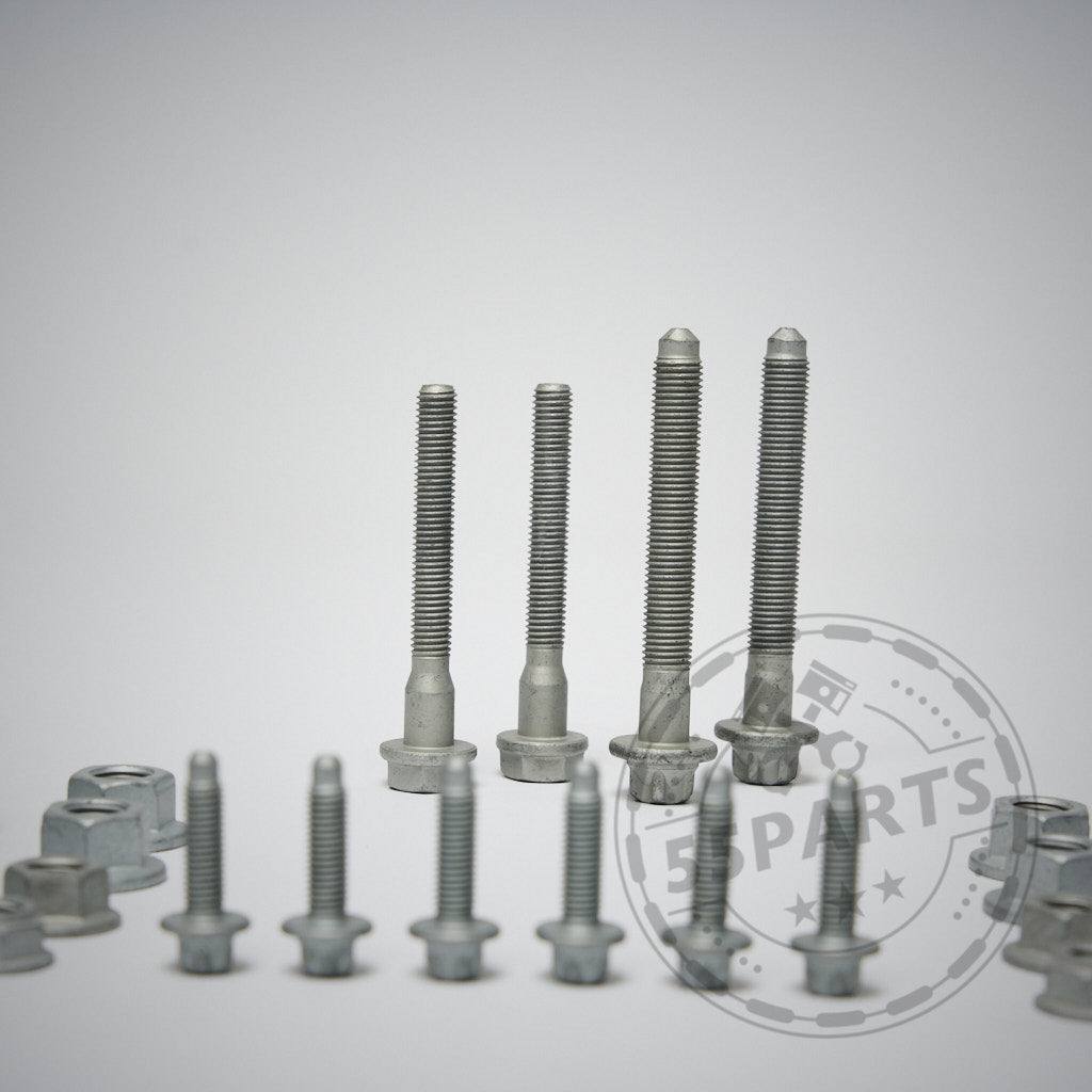 Sortiertes 55Partss Einbauset Schraubenset Fahrwerk passend für BMW F80 M3, F82/3 M4, F87 M2 inkl. Sondermodelle sind aufrecht auf einem schlichten hellen Hintergrund mit dezentem Logo-Wasserzeichen angeordnet.