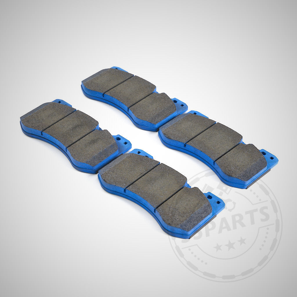 Drei Sätze blauer Endless Bremsbeläge passend für BMW G80, G81, G82, G87 (M2, M3, M3 Touring, M4) von Endless werden auf einem hellgrauen Hintergrund mit einem schwachen Wasserzeichen angezeigt.