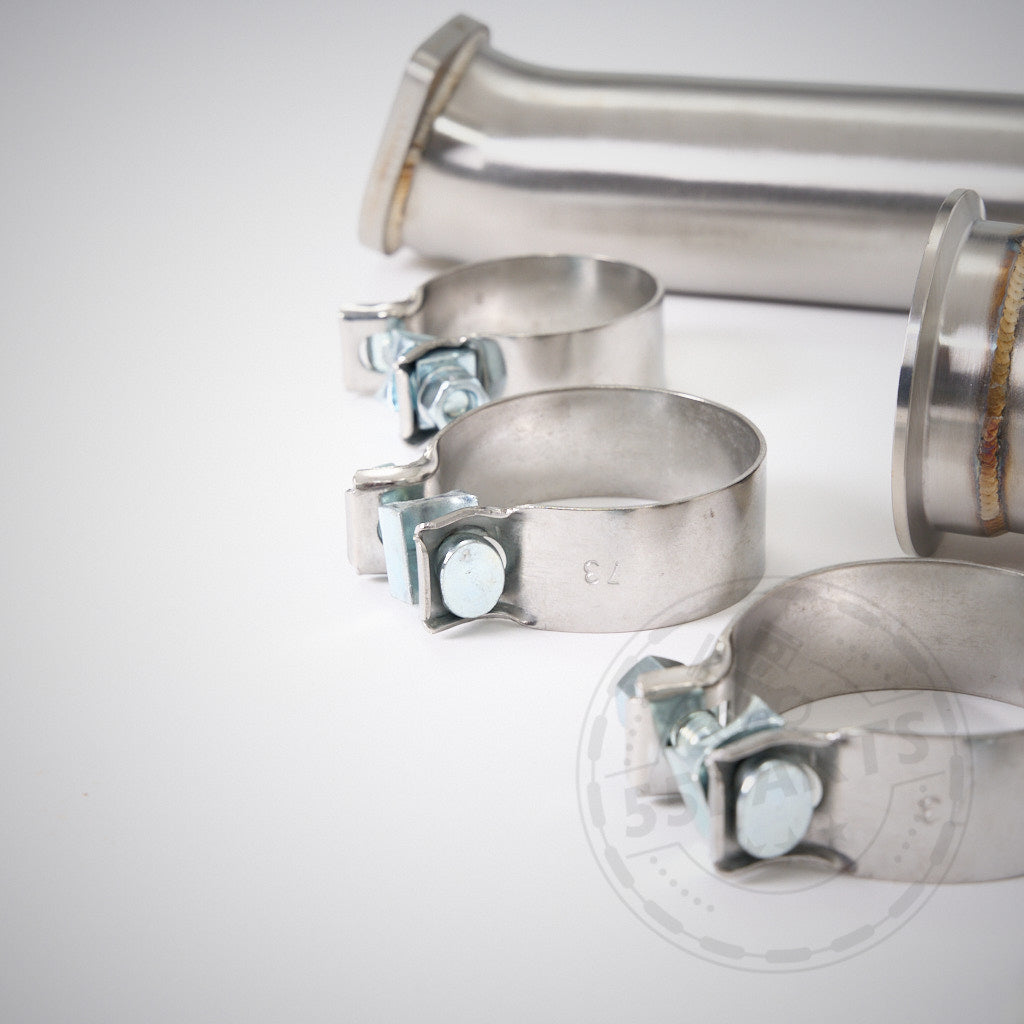 Das 55Parts-Special: Gleichlanges EL-Mittelrohr passend für BMW F80/F82 M3/M4 mit S55-Motor, abgebildet mit drei Metallschlauchschellen und angeschweißtem Flansch, ideal für Leistungsauspuff-Upgrades, auf weißem Hintergrund.