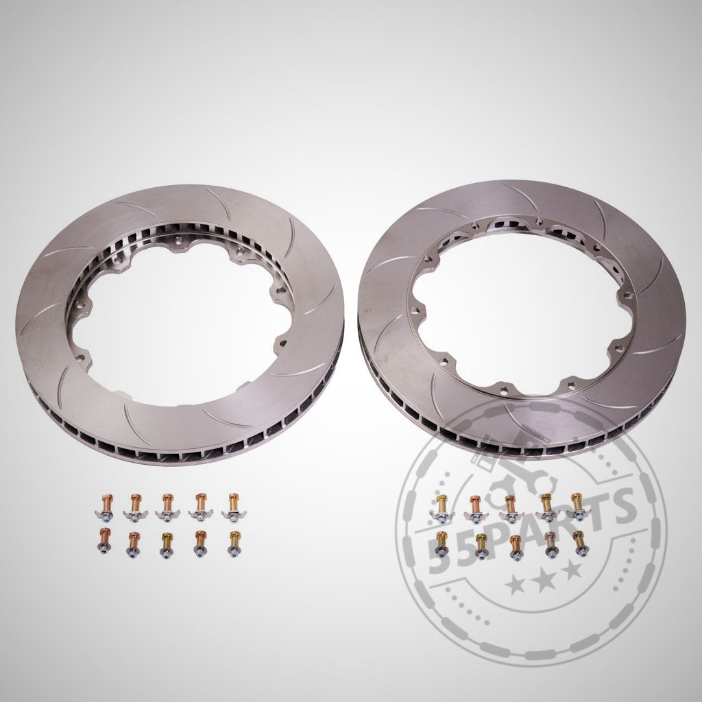 Zwei belüftete und geschlitzte Metallbremsscheiben mit Schrauben, dargestellt auf hellem Hintergrund. Diese Girodisc 355x32mm Reibringe passen in 55Parts AP Racing Kits (mit Brembo-Ringen) und bieten hohe Leistung und Zuverlässigkeit.