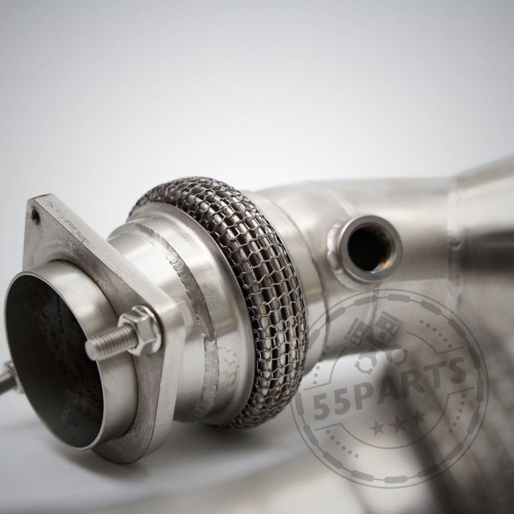 Nahaufnahme eines 55Parts-Specials: Resonated High Flow Downpipe mit Mesh-Flex-Verbindung und Flansch, entwickelt passend für BMW M2 Competition, M3, M4 S55 zur Leistungsoptimierung.