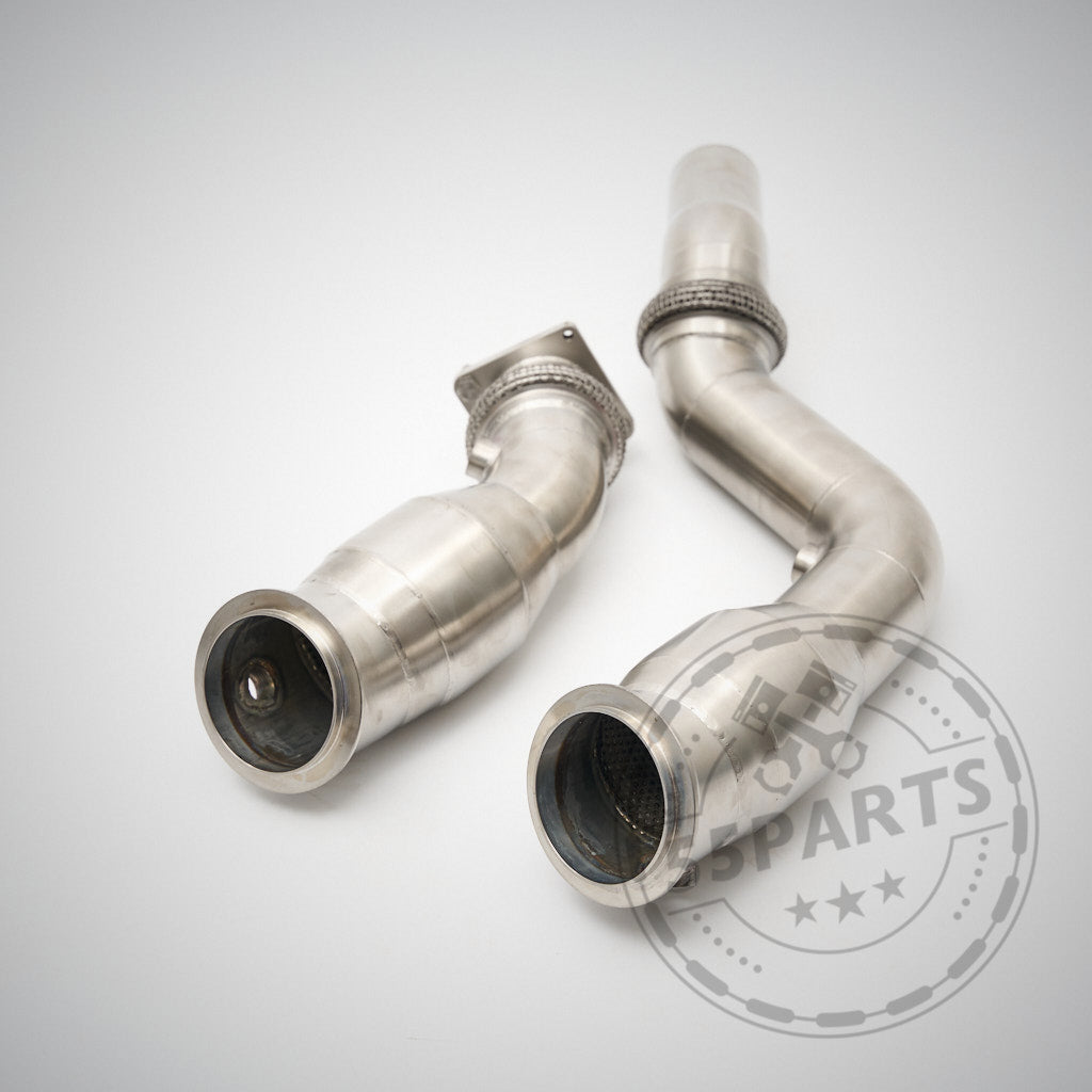 55Parts Special Resonated High Flow Downpipes passend für BMW M2 Competition, M3 und M4 S55, angezeigt auf einem schlichten hellen Hintergrund mit einem dezenten Wasserzeichen.