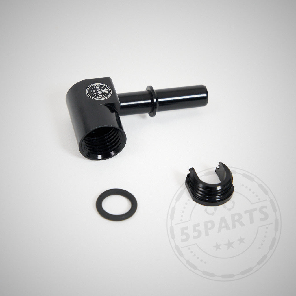 55Parts Spezialadapter passend für BMW Kraftstoffpumpen (LPFP), fahrzeugspezifisch, kompatibel mit verschiedenen BMW Modellen und Quick Connect Adapter Systemen. Schwarzes Winkelstück aus Metall mit Unterlegscheibe und gebrochenem Gewindering auf weißer Fläche abgebildet.