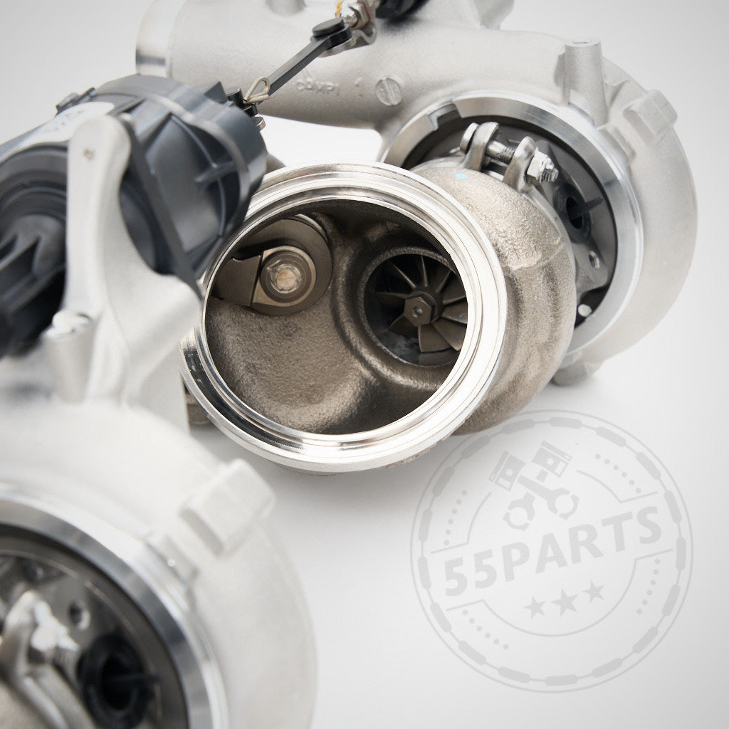 Nahaufnahme von Turboladerkomponenten mit dem 55Parts-Logo im Hintergrund. Automobilleistung trifft auf Präzisionstechnik.