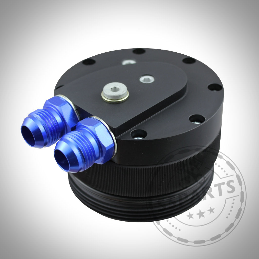 Schwarze FTWL Motorsport Adapterkappe für externe Ölkühler, AN10 + 1/8" NPT, passend für BMW M52/M52TU/M54 – CNC-gefrästes Aluminium mit zwei blauen Metallbeschlägen, von oben auf weißem Hintergrund gesehen.