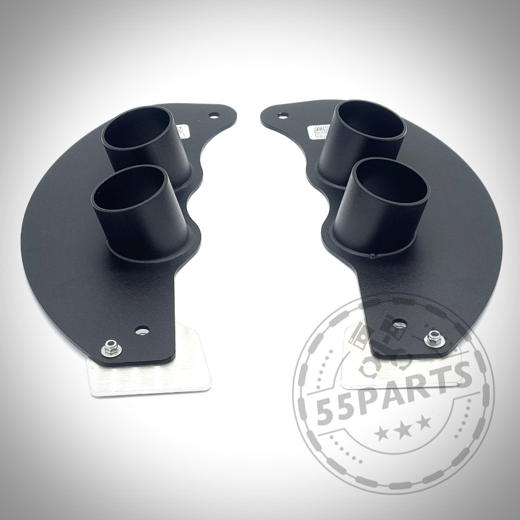 Ein Paar schwarze Ankerbleche zur Bremsbelüftung mit zylindrischen Rohren und Montageplatten, passend für fast alle BMW-Modelle – ideal zum Nachrüsten von Serienbremsen. Abgebildet auf weißem Hintergrund.