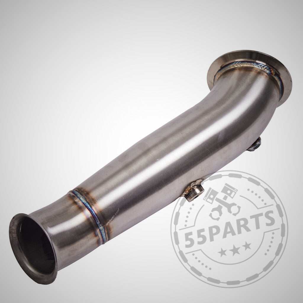 55Parts Catless Downpipe (4" Zoll) passend für BMW M135i, M235i, M2, 335i(x) N55 F-Serie ab 07/2013 – Edelstahl mit sichtbaren Schweißnähten auf hellem Hintergrund inkl. Logo-Wasserzeichen. Perfekt für FBO-Setup und Ladedrucksteigerung.