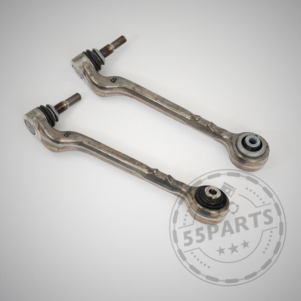 Zwei OEM-Querlenker mit NoFlex-Lagern passend für BMW 1er, 2er, 3er, 4er F-Serie (F2x, F3x) inkl. xDrive Modelle – ideal für Fahrwerk-Modifikationen. Parallel platziert auf hellgrauem Hintergrund.