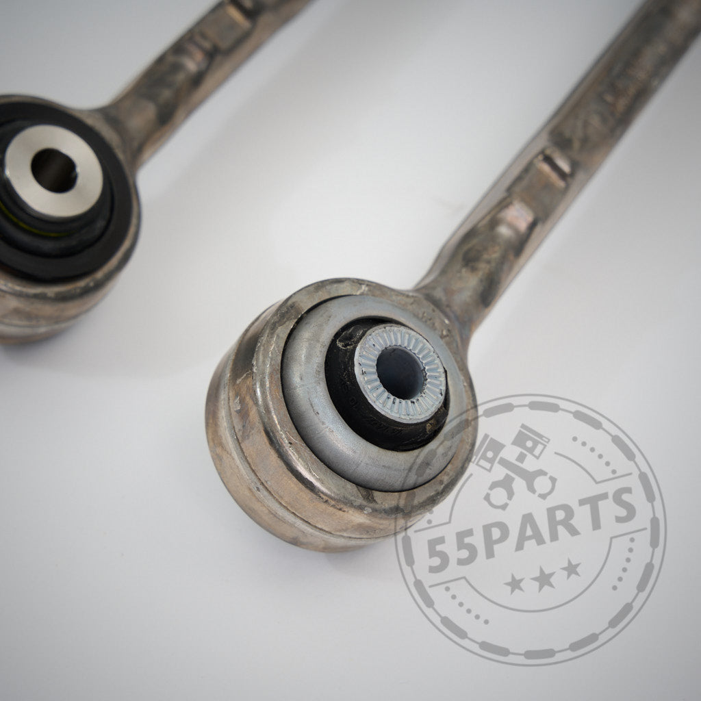 Zwei OEM-Querlenker mit NoFlex-Lagern, passend für BMW 1er, 2er, 3er, 4er F-Serie (F2x, F3x) inkl. xDrive & alle Motoren, ideal für Fahrwerk-Modifikationen. Gezeigt auf weißem Hintergrund mit 55Parts-Logo.
