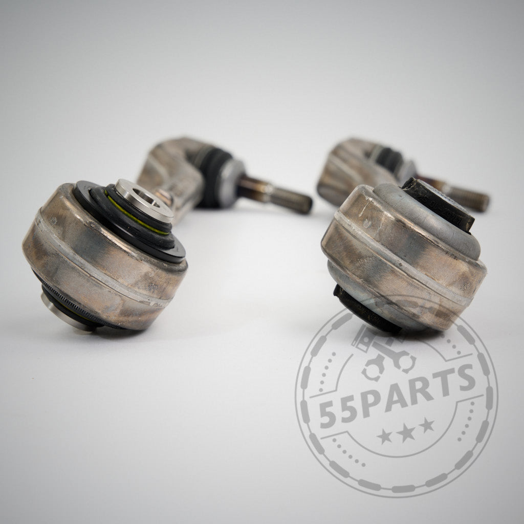 Auf einer weißen Fläche mit 55Parts-Wasserzeichen werden vier OEM-Querlenker mit NoFlex-Lagern, passend für alle BMW 1er–4er F-Serie (F2x, F3x), inklusive xDrive und allen Motorisierungen, abgebildet.