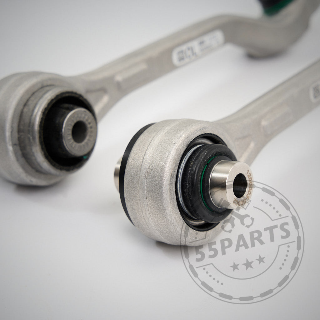 Nahaufnahme von zwei 55Parts OEM-Querlenkern mit NoFlex-Lagern passend für BMW 2er, 3er, 4er G-Serie (G2x/G42), inkl. xDrive, alle Motoren. Auf Weiß mit Wasserzeichen dargestellt. Ideal für Fahrwerksmodifikationen.