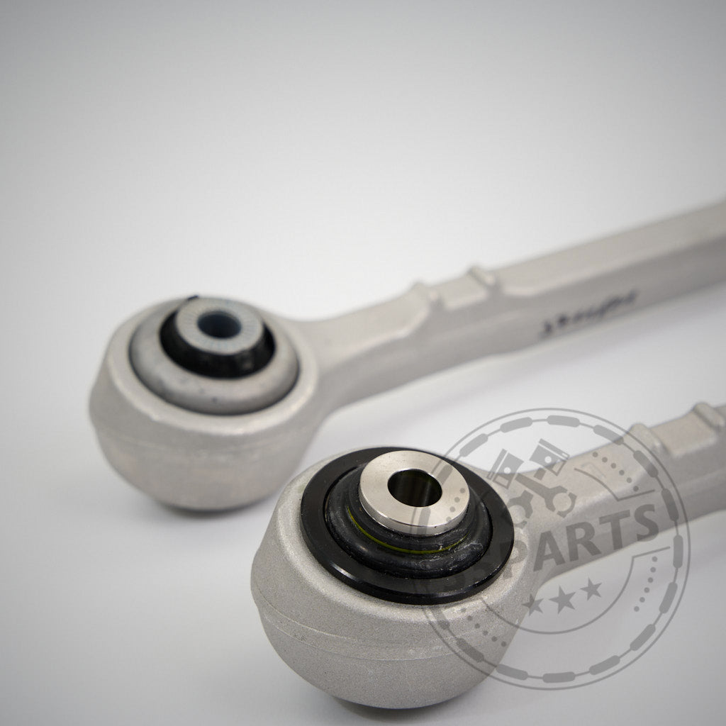 Zwei OEM-Querlenker mit NoFlex-Lagern passend für BMW 1er, 2er, 3er, 4er F-Serie (F2x, F3x) inkl. xDrive Modelle und alle Motoren liegen auf grauem Grund – perfekt für Fahrwerk-Modifikationen.