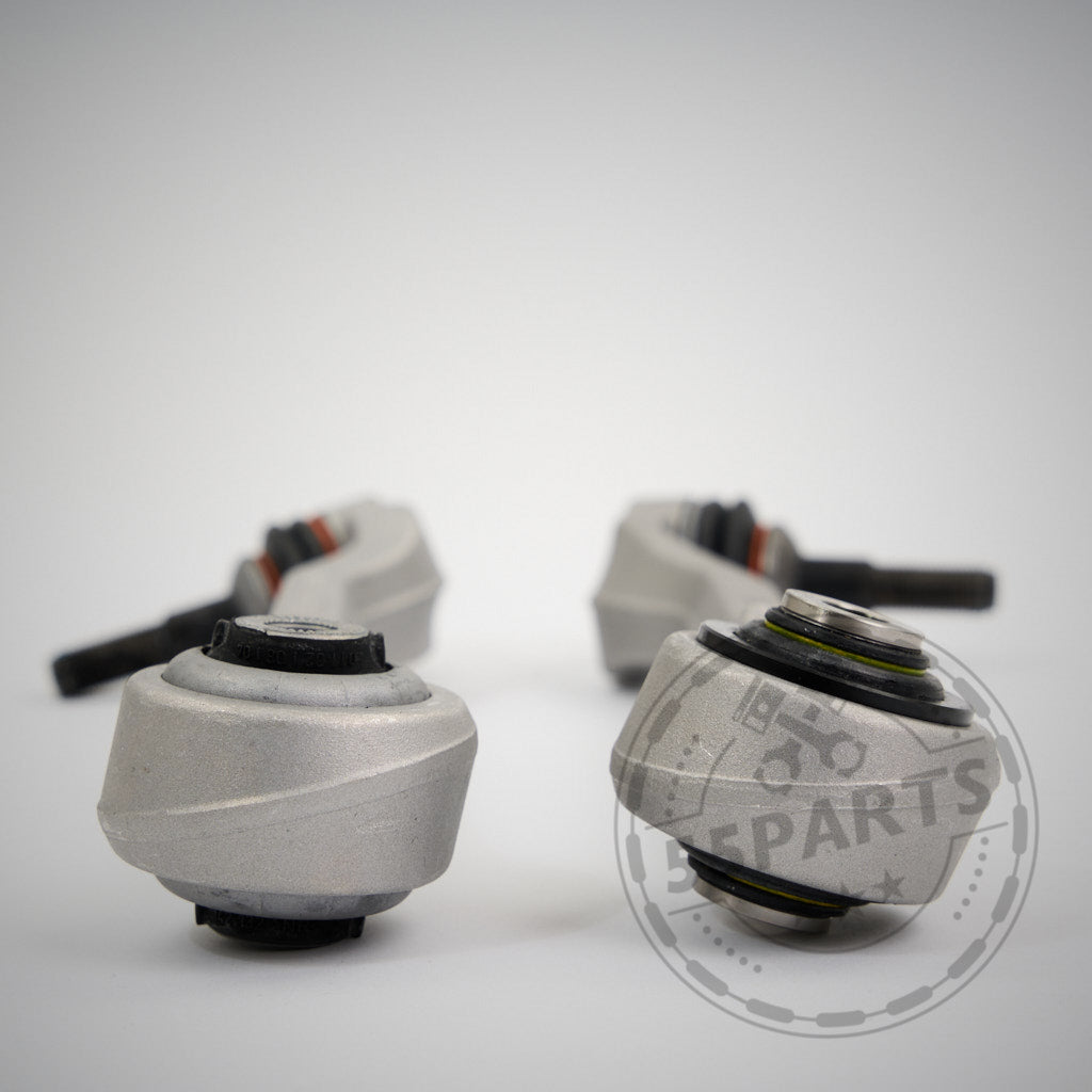 Vier 55Parts OEM-Querlenker mit NoFlex-Lagern passend für BMW 1er, 2er, 3er und 4er F2x/F3x (inkl. xDrive, alle Motoren) angeordnet auf einer weißen Fläche – ideal für Fahrwerk-Modifikationen.