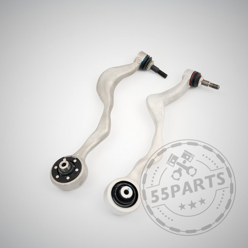 Zwei silberne OEM-Zugstreben mit NoFlex-Lagern passend für BMW E82 M-Coupe und E9x M3, mit schwarzen Buchsen, sind auf hellem Hintergrund abgebildet, 55Parts-Logo in der Ecke.