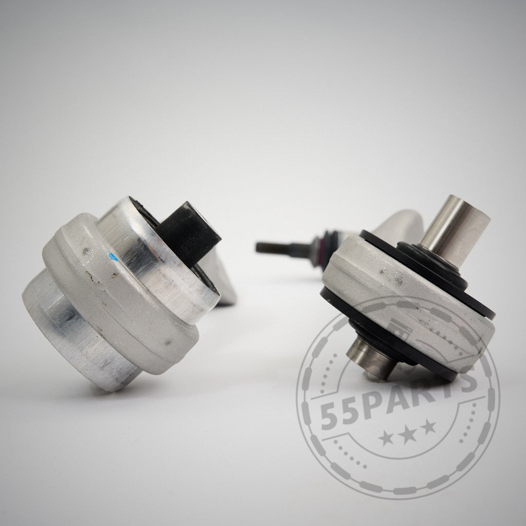 Zwei OEM-Zugstreben aus Metall mit NoFlex-Lagern passend für BMW 1er/2er/3er/4er F2x, F3x inkl. xDrive (alle Motorisierungen). Abgebildet in Schwarz und Silber auf weißem Hintergrund mit 55Parts-Wasserzeichen. Ideal für Fahrwerks-Upgrades oder Fahrzeugmodifikationen.