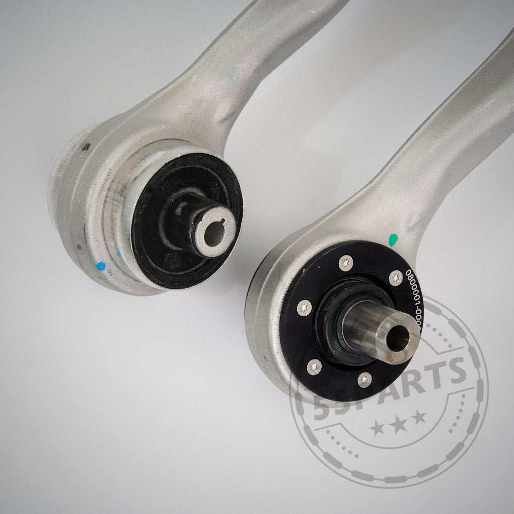 Zwei silberne 55Parts OEM Zugstreben mit NoFlex-Lagern passend für BMW 1er, 2er, 3er, 4er F-Serie (F2x, F3x) inkl. aller xDrive Modelle und Motorisierungen auf weißem Hintergrund.