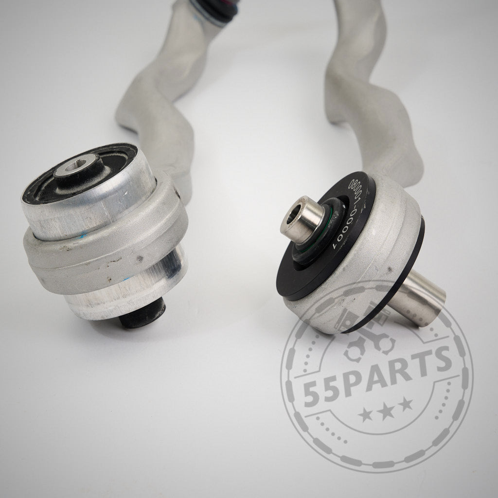Ein Paar OEM-Zugstreben mit NoFlex-Lagern, passend für alle BMW 1er, 2er, 3er und 4er F2x/F3x-Modelle (inkl. xDrive/alle Motoren), abgebildet auf einer weißen Oberfläche mit dem 55Parts-Logo – perfekt für Fahrwerks-Upgrades.