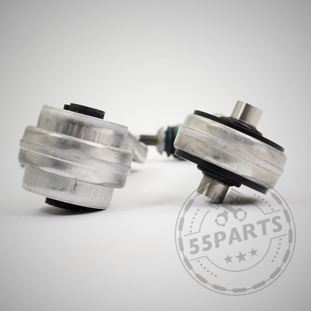 Zwei metallische zylindrische Automobilteile auf weißem Hintergrund: 55Parts OEM Zugstreben mit NoFlex Bearings, passend für BMW 2er, 3er, 4er G-Serie (G2x/G42) inkl. xDrive Modelle – geeignet für alle Motoren.