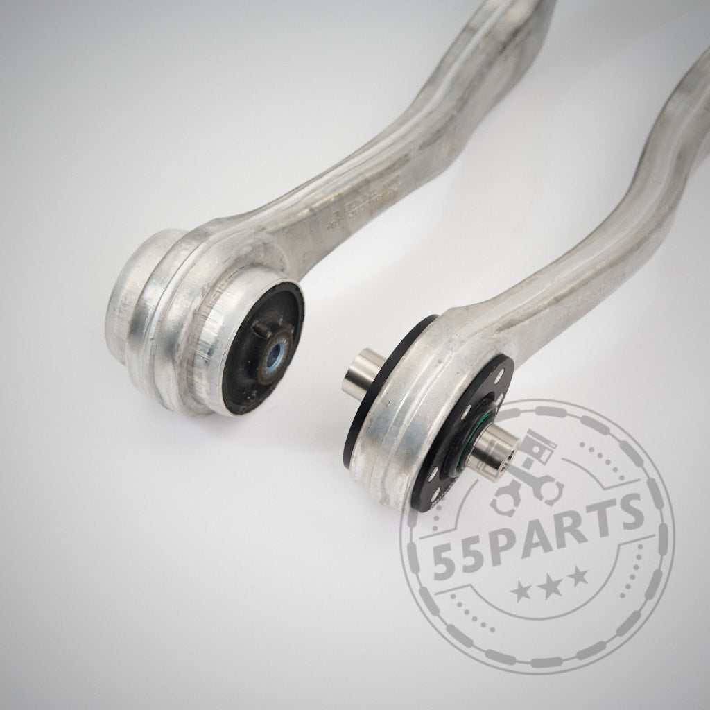 Ein Paar OEM-Zugstreben mit NoFlex-Lagern passend für BMW 2er, 3er, 4er G2x/G42 (alle Motoren, inkl. xDrive),, abgebildet auf einer weißen Oberfläche mit dem 55Parts-Wasserzeichen.