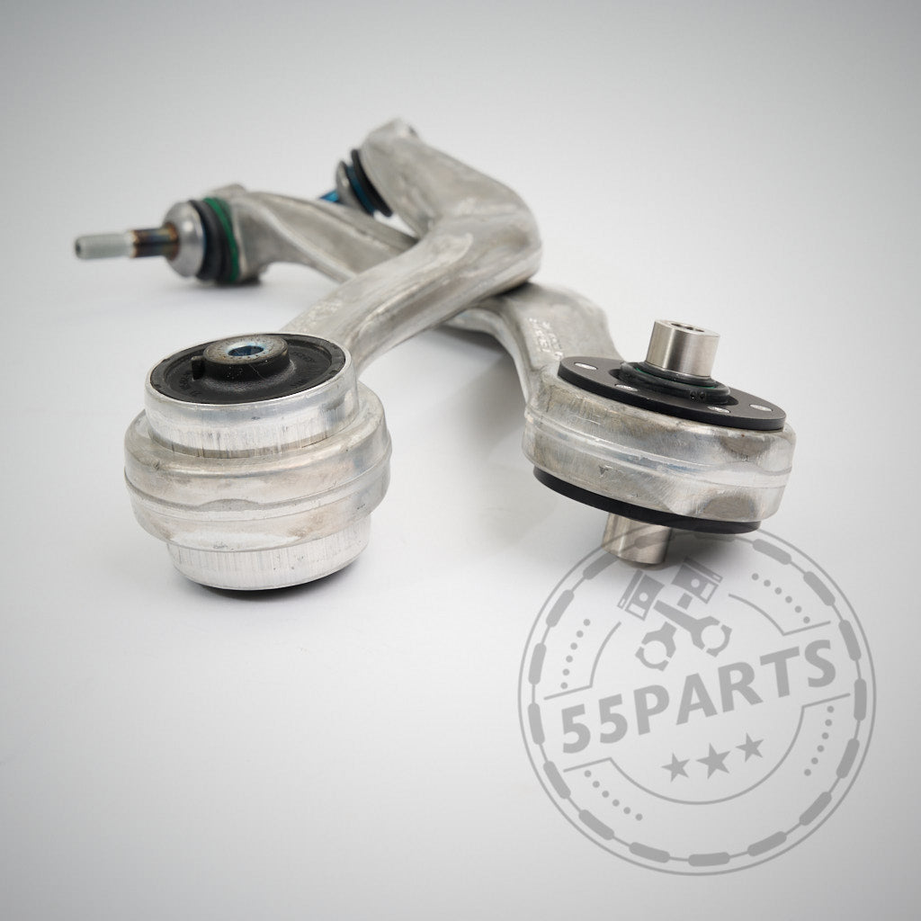 Ein Paar 55Parts OEM-Zugstreben mit NoFlex-Lagern für die BMW 2er, 3er, 4er G-Serie (G2x/G42), einschließlich xDrive und alle Motoren, abgebildet auf weißem Hintergrund mit einem 55Parts-Logo-Wasserzeichen.