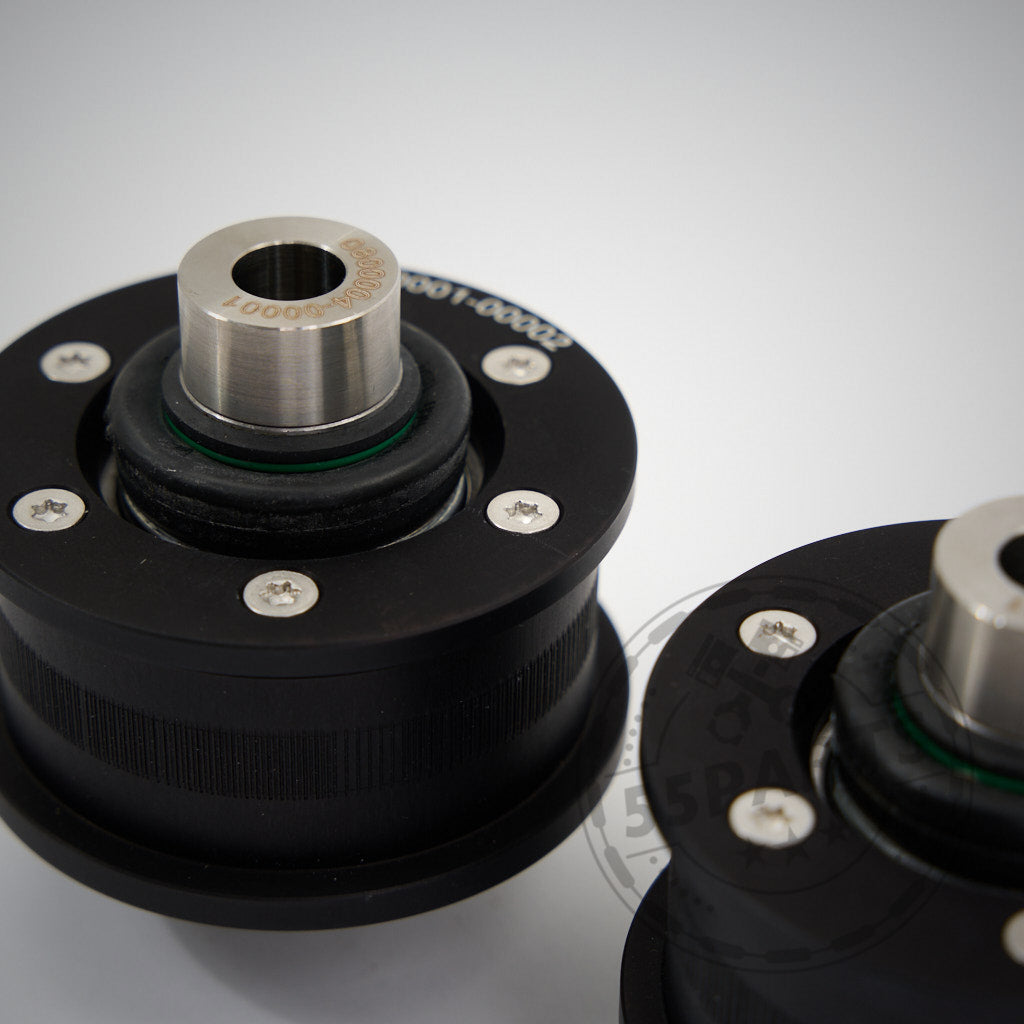 Zwei schwarze und metallische NoFlex-Lager (Uniball Lager) mit Bolzen, konzipiert passend für BMW 1er–4er F-Serie (F2x, F3x), einschließlich xDrive – alle Motoren – perfekt für präzise Fahrwerk- und Fahrzeugmodifikationen.