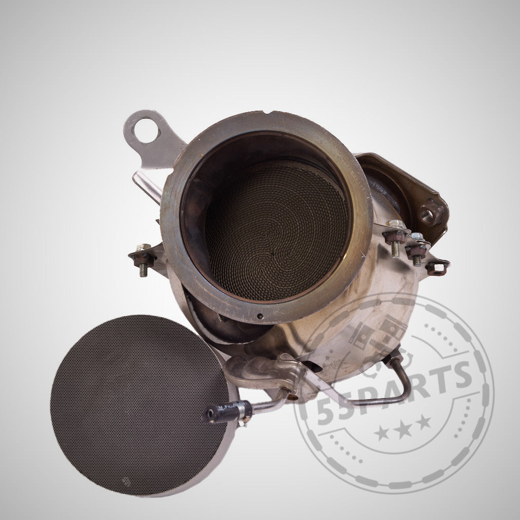 Offenes metallisches OEM Downpipe mit 300 Zeller passend für Toyota Yaris GR mit Mesh-Filter, dargestellt auf hellem Hintergrund. Verfügt über strömungsoptimierte Downpipe und Ladeluftkühler. Sichtbares 55Parts-Wasserzeichen.