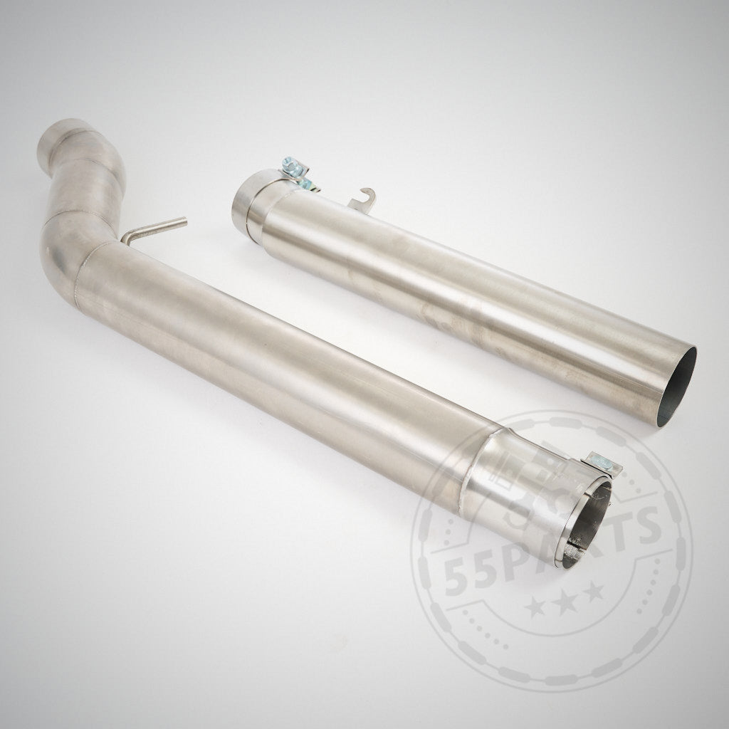 Zwei OPF-Ersatzrohre aus Edelstahl mit Schellen auf hellgrauem Hintergrund, perfekt passend für BMW M140I/M240I F2x (inkl. AWD, B58) zur Verbesserung der Abgasanlagen und zur Unterstützung der Leistungssteigerung.