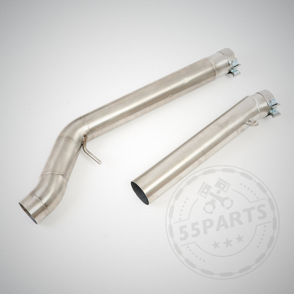 Zwei Edelstahl-OPF-Ersatzrohre passend für BMW M140I/M240I F2x (B58, inkl. Allrad), mit Schellen auf hellem Untergrund. Hochwertige Komponenten für optimale Leistung; schwaches 55Parts-Wasserzeichen sichtbar.