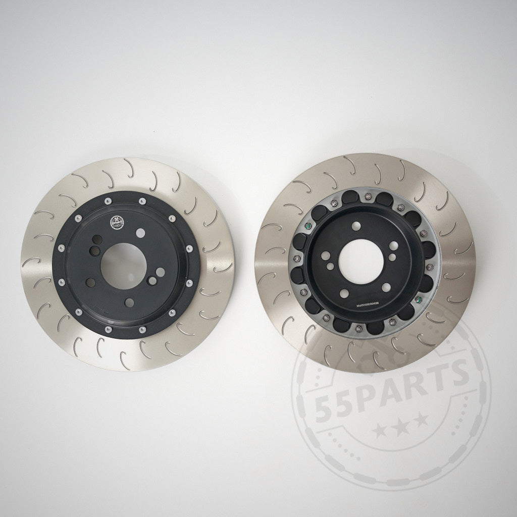 Zwei AP Racing CP9449 Big Brake Kit (Hinterachse 355x32/378x32) Bremsscheiben für viele BMW Modelle sind auf weißem Hintergrund mit Vorder- und Rückseite abgebildet. Ideal für Rennstrecken-Performance mit geschlitztem Muster.
