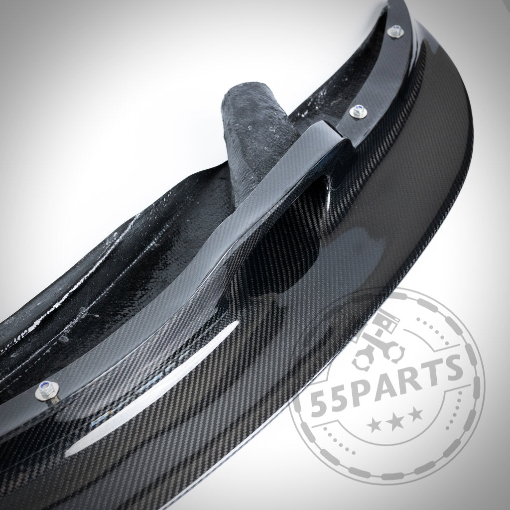 Nahaufnahme der 55Parts Echtcarbon Frontschwert Frontlippe GT4 mit Bremsbelüftung, entwickelt für den BMW E9x M3. Mit glänzend schwarzer Kohlefaser und einem geschwungenen Profil – ideal, um das Aussehen und die Leistung Ihres Autos zu verbessern.