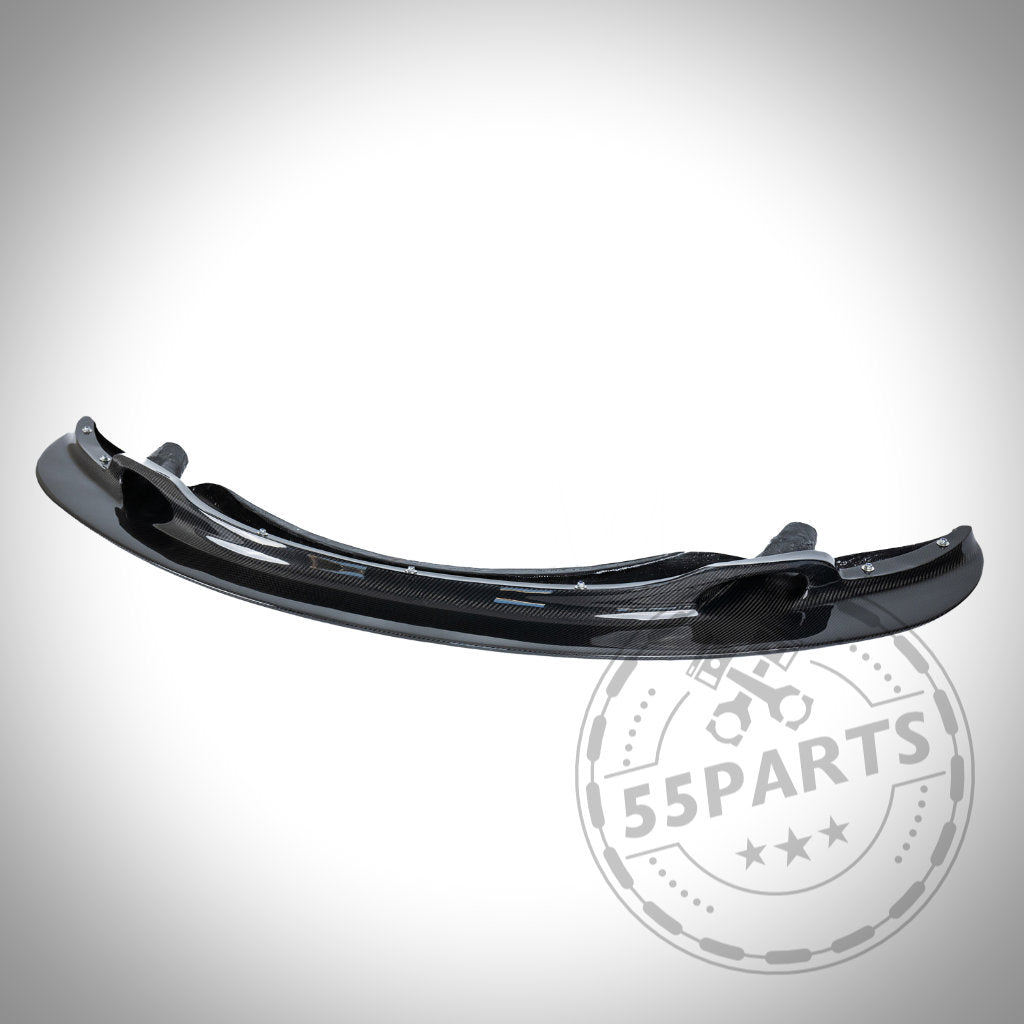 Das 55Parts Echtcarbon Frontschwert GT4 Frontlippe mit Bremsbelüftung passend für BMW E9x M3 ist in glänzendem Schwarz auf weißem Hintergrund mit Wasserzeichen abgebildet.