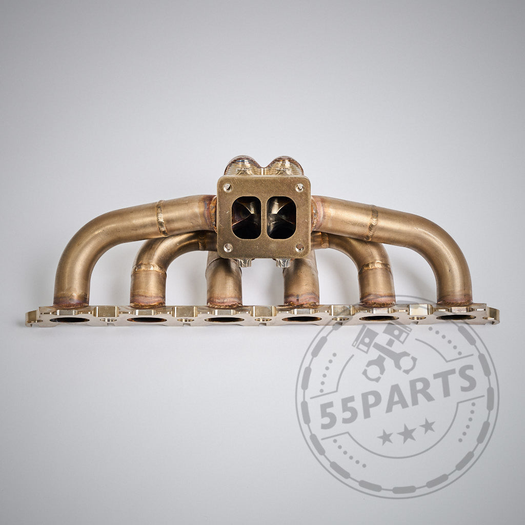 Das 55Parts Special: Big Turbo Kit 1000PS für B58 Gen.1 (passend für F2X 1/2er, F3X 3/4er, G3X 5/6er, G1X 7er, G01 X3, G02 X4) wird mit einem Metall-Turbo-Auspuffkrümmer auf schlichtem Hintergrund und einem 55Parts-Wasserzeichen gezeigt.