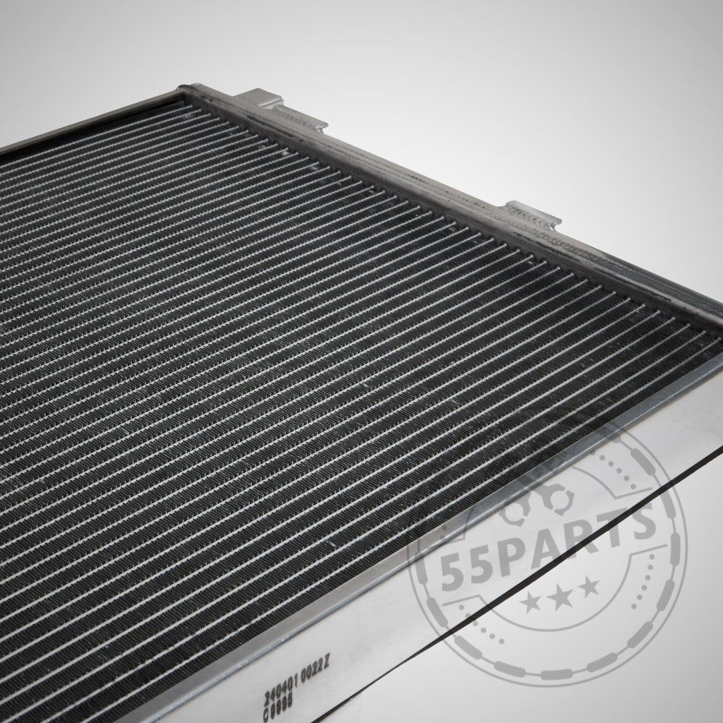 Nahaufnahme des 55Parts-Upgrade-Kühlmittelkühlers, Wasserkühler-Ladeluftkreislauf passend für BMW G8X M2/M3/M4 S58, mit einem 55Parts-Logo-Wasserzeichen in der unteren rechten Ecke.
