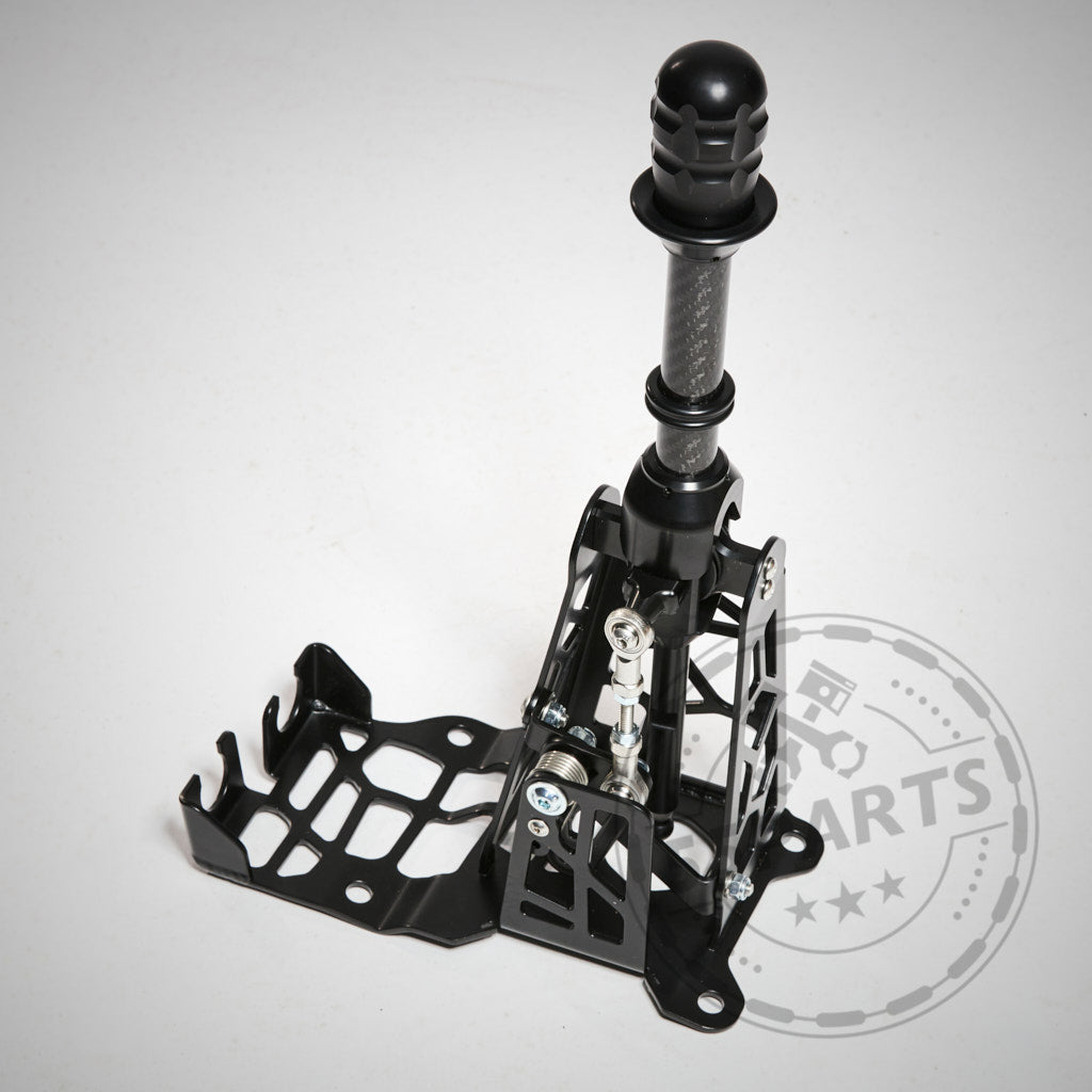 Schwarzer HRE Shortshifter aus Metall passend für GR Yaris & HRE, abgebildet mit Gitterbasis auf weißem Hintergrund. Ideales Upgrade für GR Yaris-Fans, die ein hochwertiges Shortshifter-Erlebnis suchen.