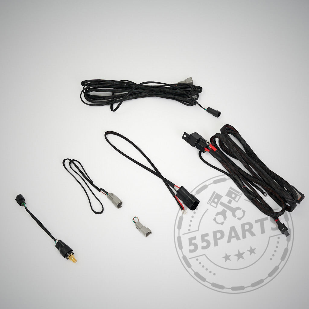 Plug and Play Kabelbaum für Stage 3 Benzinpumpen, passend für BMW Fahrzeuge, sowie schwarze und graue Steckverbinder auf hellem Hintergrund arrangiert.