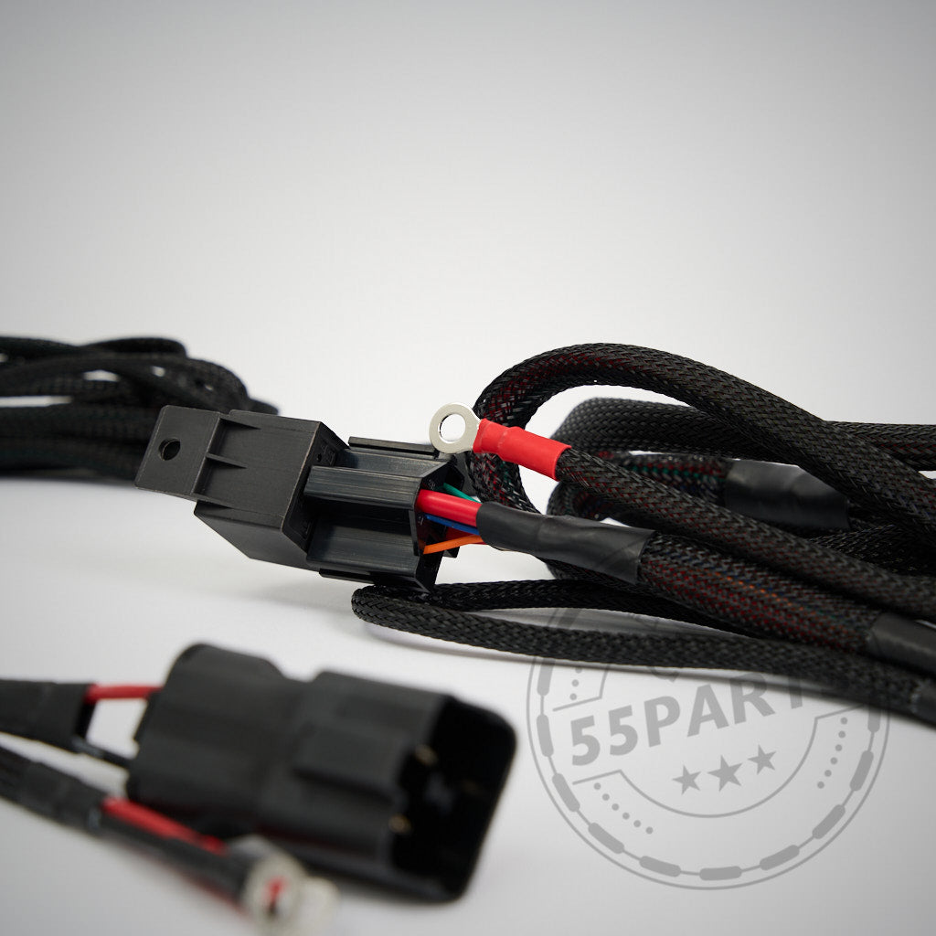 Der 55Parts Plug-and-Play-Kabelbaum für Stage 3 Benzinpumpen, passend für BMW Fahrzeuge, verfügt über Anschlüsse mit roten und blauen Drähten auf weißem Hintergrund; Ideal passend für BMW-Turbo-Kraftstoffpumpenanwendungen.