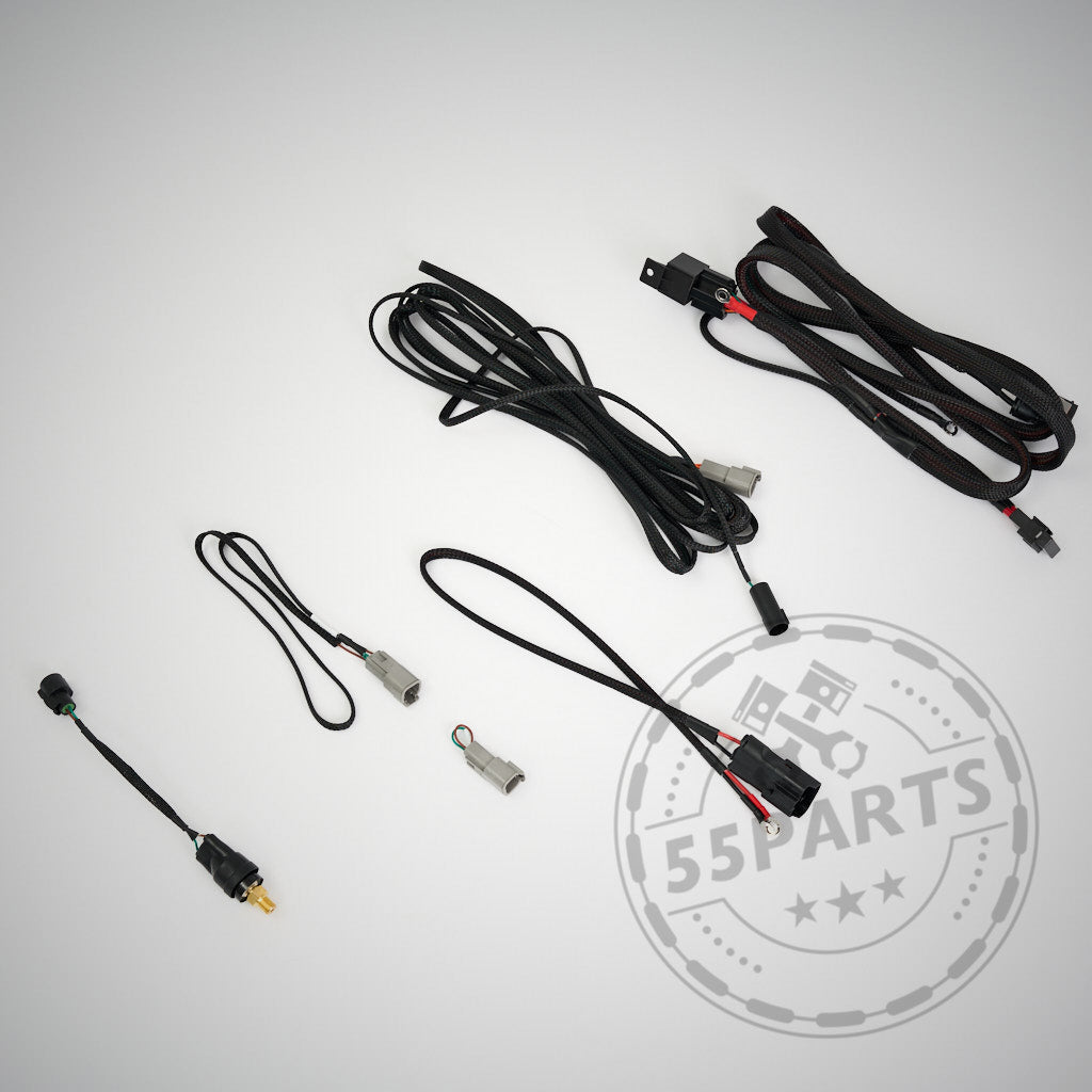 Der Plug and Play Kabelbaum für Stage 3 Benzinpumpen, passend für BMW Fahrzeuge, ist auf weißem Untergrund arrangiert und trägt das 55Parts-Logo.