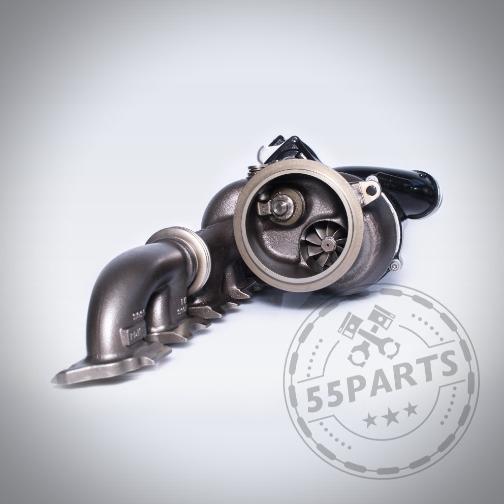 Turbosystems Upgrade Turbolader passend für BMW 40i G-Serien mit B58B30O1/B58D Gen 2 (6-Port Krümmer) und Abgaskrümmer auf hellem Hintergrund, mit 55Parts Logo. Perfekt für mehr Performance bei Ihrem BMW.