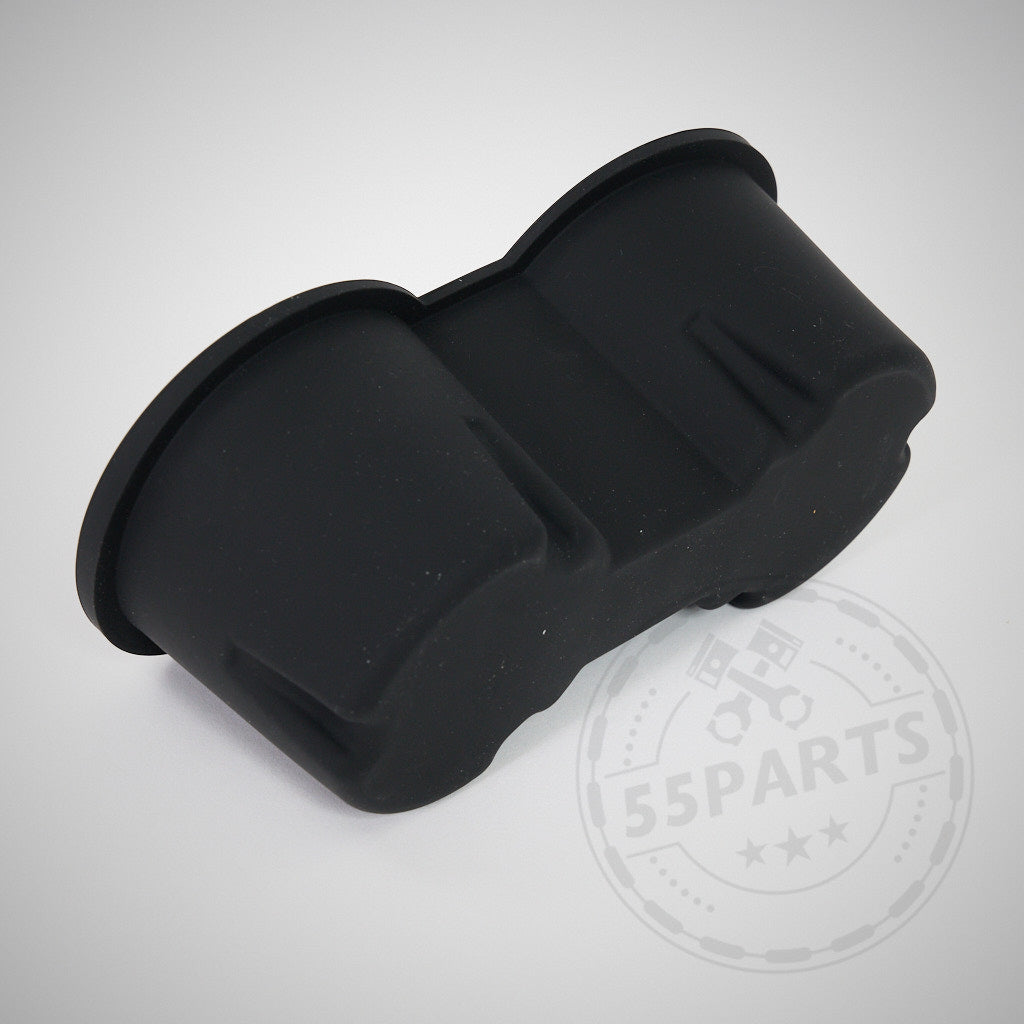 Der 55Parts Getränkehalter-Einsatz, ein Getränkehalter-Einsatz aus schwarzem Gummi mit zwei Fächern für Tesla Model 3 und Model Y, ist auf einem schlichten weißen Hintergrund abgebildet.