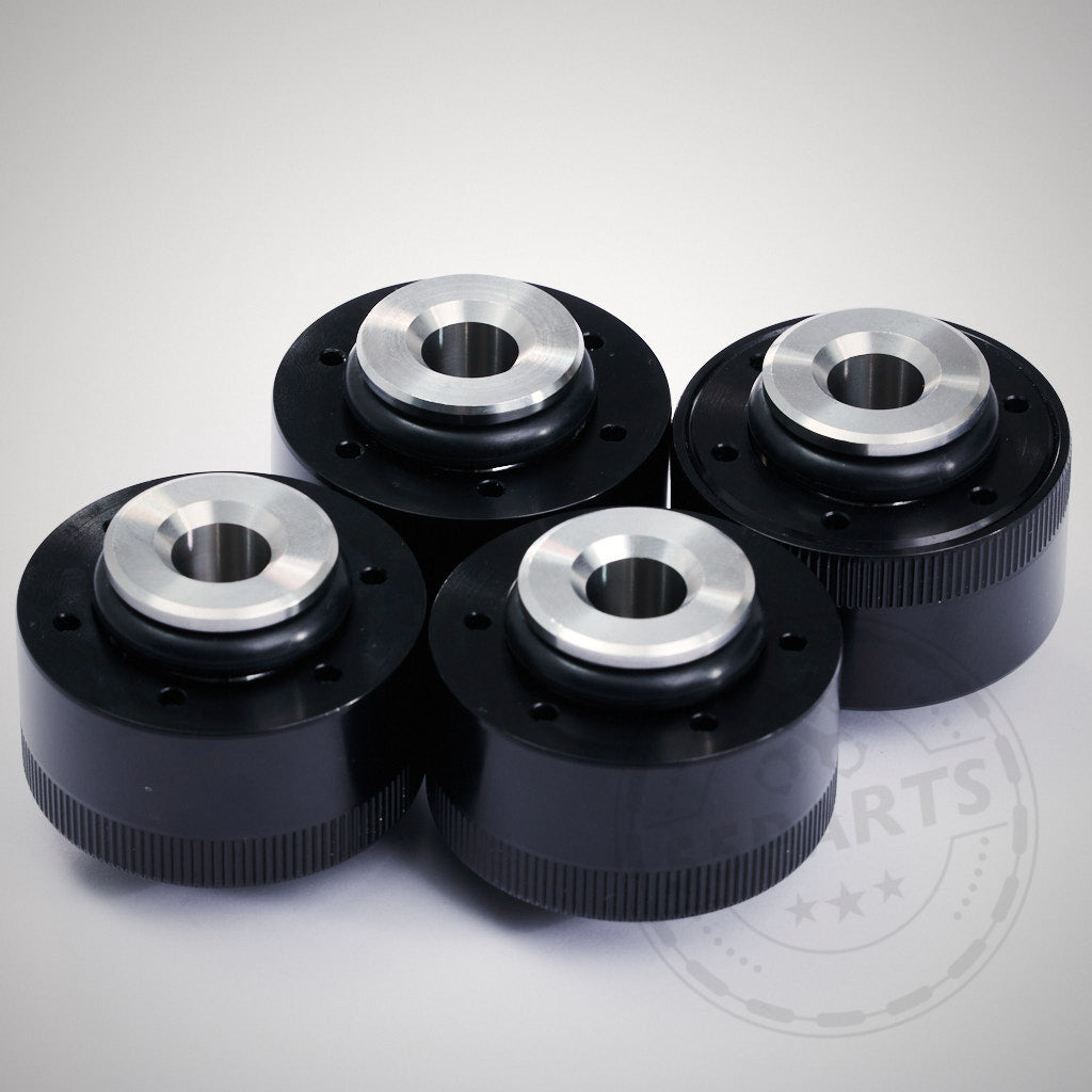 Vier schwarze und silberne NoFlex-Lager, Upgrade-Uniball-Lager für originale untere Querlenker und Spurstangen, passend für BMW F8x/G8x M-Modelle – auf hellem Hintergrund gruppiert, perfekt für Fahrwerks-Upgrades oder Fahrzeugmodifikationen.