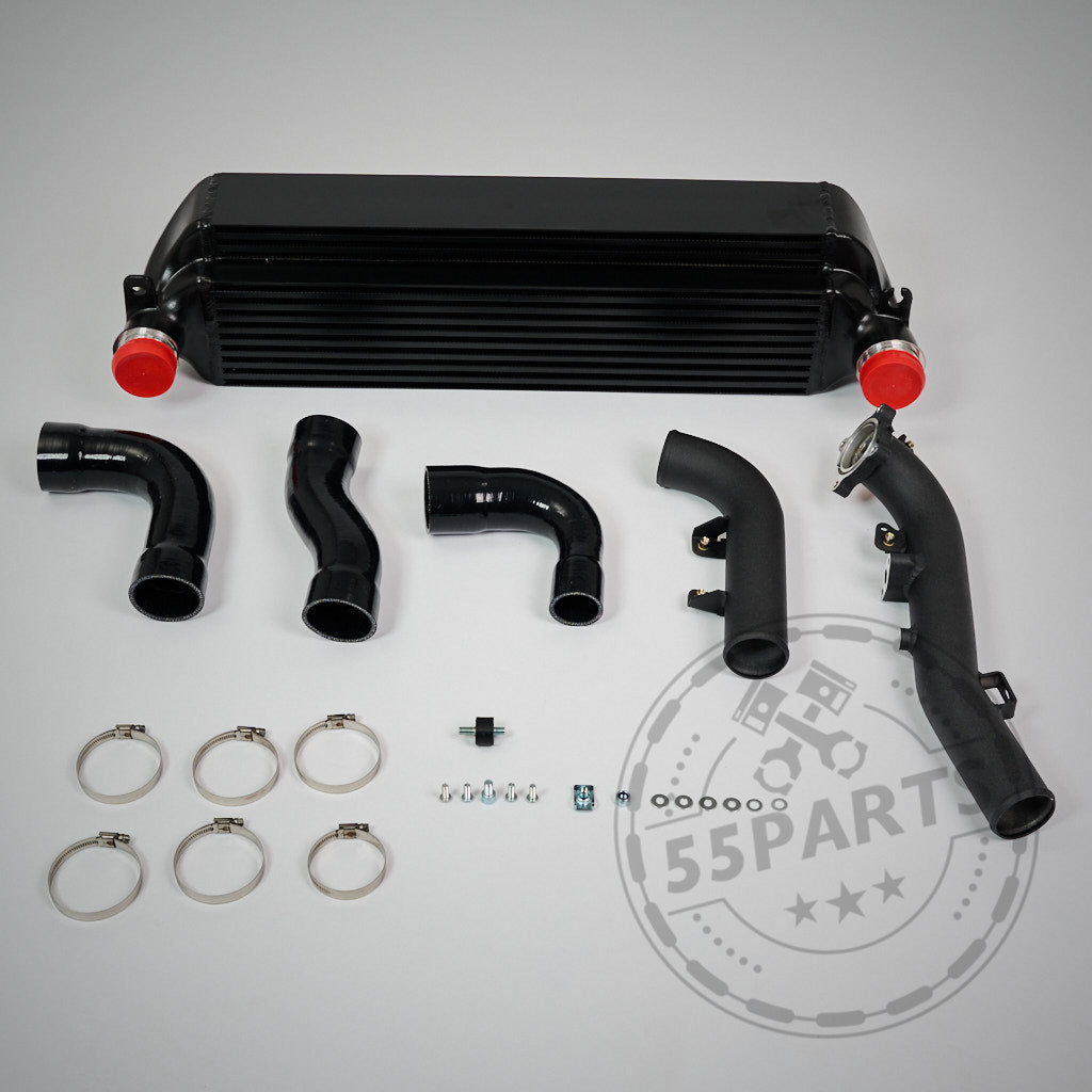 55Parts Exklusives Upgrade-Ladeluftkühler passend für Toyota GR Yaris – Kit mit schwarzen Rohren, Klemmen und Anschlüssen auf einer hellen Oberfläche zur Steigerung des Fahrspaßes.