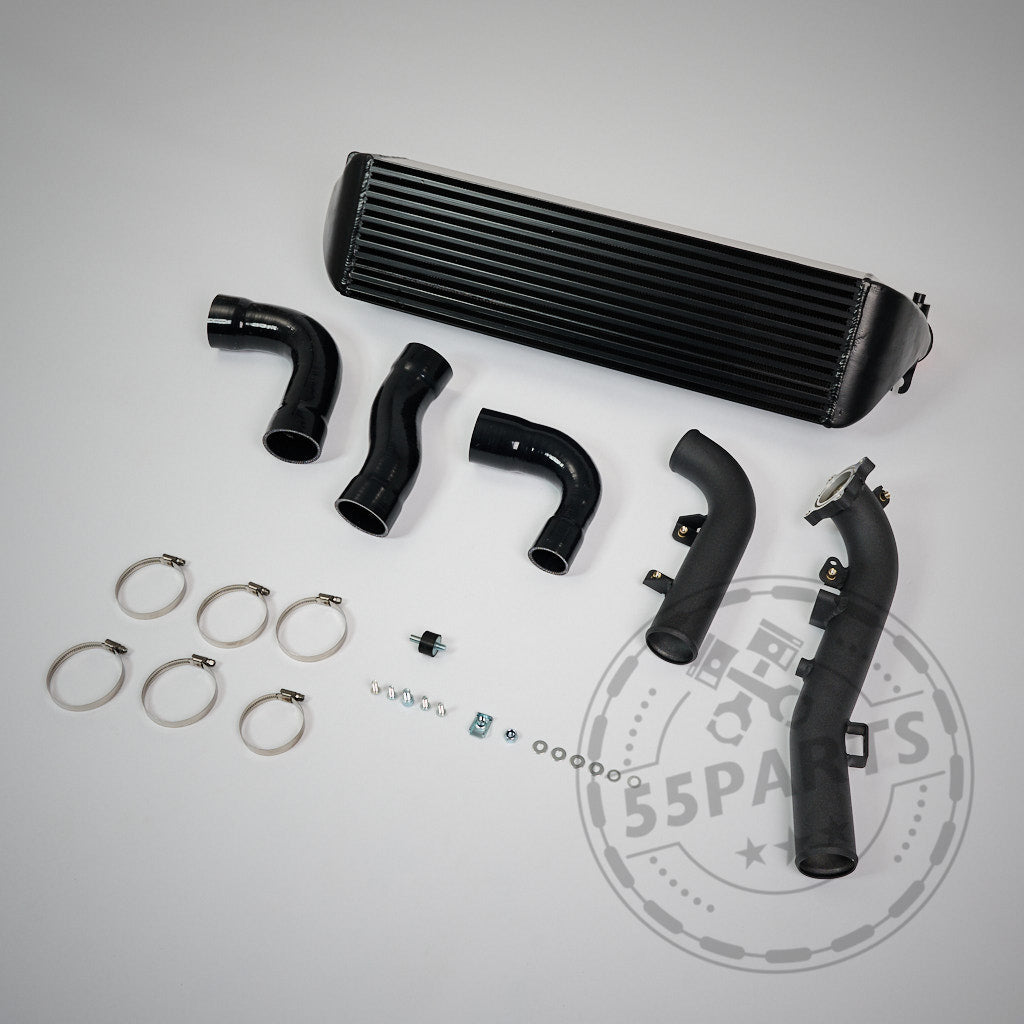 Das exklusive Upgrade-Kit für den Ladeluftkühler für den Toyota GR Yaris umfasst Rohre, Klemmen, Schrauben und Anschlüsse, die auf einem hellen Hintergrund angeordnet sind – entwickelt für optimale Leistung und ultimativen Fahrspaß.