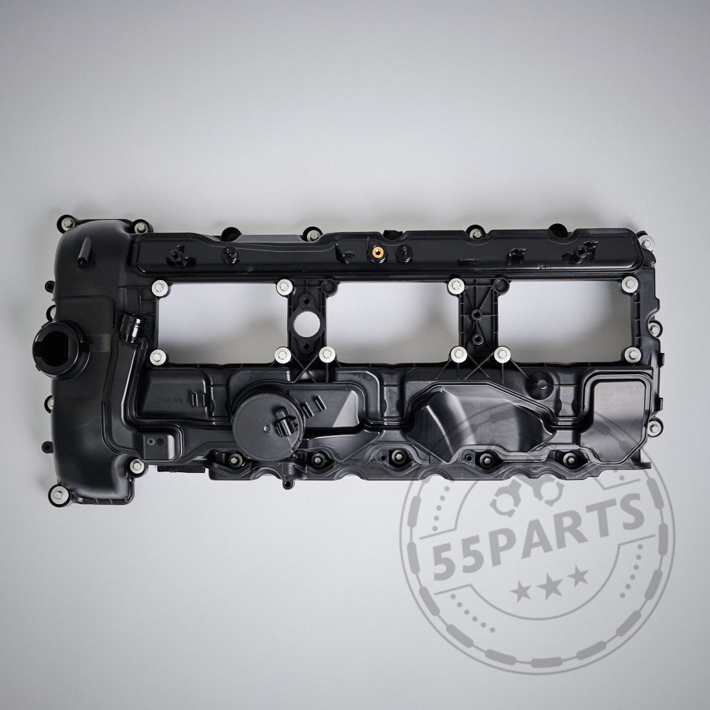 Der 55Parts Ventildeckel Zylinderkopfhaube inkl. Dichtung, passend für BMW M2, M3, M4 mit S55 Motor, mit Bolzenlöchern und Zündspulenplätzen, dargestellt auf hellgrauem Hintergrund.